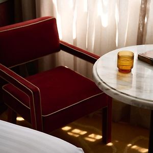 Zimmer mit Kingsize-Bett